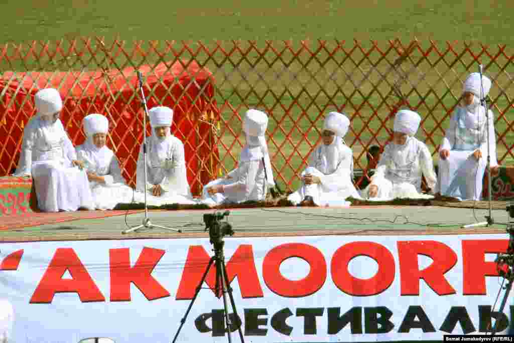 "Акмөөр" фестивалындагы ыр майрам.