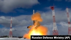 Raketa balsitike ndërkontinentale Sarmat gjatë një testimi në Plesetsk më 30 mars 2018. 