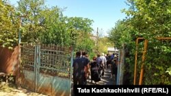 ხალხი 11 წლის ბავშვის პანაშვიდზე სოფელ ძევრში. 25 აგვისტო