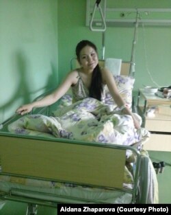 Айдана Жапарованың омыртқасына ота жасатқан соң түскен суреті