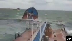 Captură de ecran din video difuzat de Procuratura pentru transporturi din sudul Rusiei. Este reprezentat un petrolier Volgoneft-212 naufragiat de o furtună în Strâmtoarea Kerci, Rusia, duminică, 15 decembrie 2024.