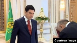 Prezident Berdimuhamedowyň egindeşlerine täze kitabyny sowgat berýän pursaty