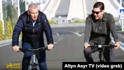 Igor Makarow we Gurbanguly Berdimuhamedow Aşgabatda welosipedli gezelenç edýär