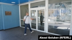 Imagine simbol: Un bărbat intră în Judecătoria Buiucani.