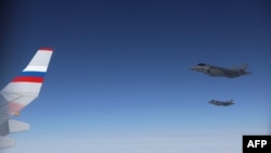 Avioane de vânătoare americane F-22 escortează un avion cu președintele rus Vladimir Putin la bord, după summitul SUA-Rusia de la Anchorage, Alaska, pe 15 august 2025.