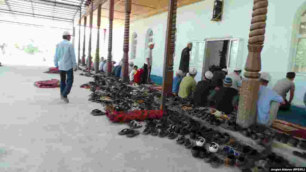 Терраса в мечети "Нуъмон" в Баткене