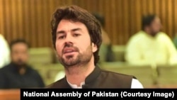 د پاکستان په قامي اسمبلۍ کې له باجوړه منتخب استازی مبارک زېب د اسمبلۍ غونډې ته وينا کوي ـ انځور له ارشيفه