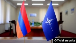 Флаги Армении и НАТО