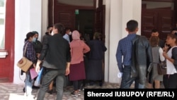 Узбекистанские студенты стоят в очереди, чтобы забрать свои документы из Ошского государственного университета.