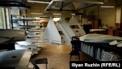 Помещението, в което се правят корпусите на дроновете на "Самел-90". Под масата вдясно са наредени носовете на дроновете, които чакат да бъдат сглобени.