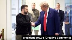 Presidenti ukrainas, Volodymyr Zelensky, gjatë takimit në Nju Jork, me presidentin e zgjedhur amerikan, Donald Trump. 27 shtator 2024. 