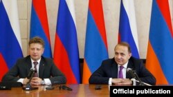 Совместная пресс-конференция сопредседателей армяно-российской межправительственной комиссии, премьер-министра Армении Овика Абрамяна и министра транспорта РФ Максима Соколова в Ереване, 26 июня 2015 г.