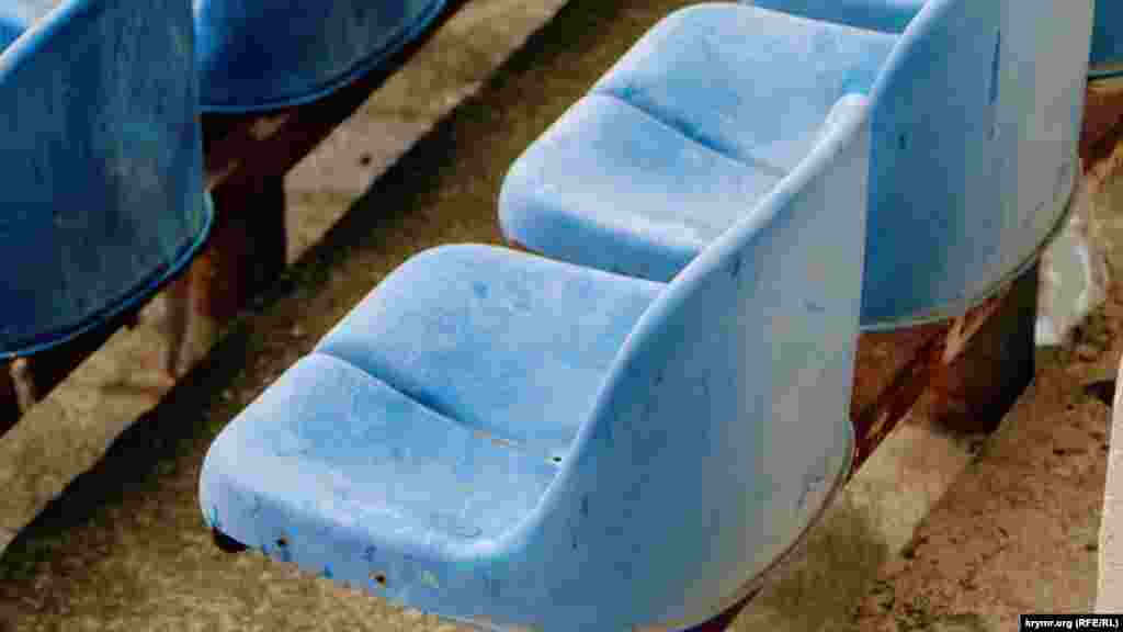 14 років тому на стадіоні встановили пластикові сидіння замість дерев'яних лавок. Правда, місткість комплексу зменшилася з 26 до 20 тисяч осіб