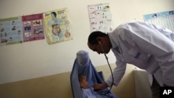 داکتر حین معاینۀ یک طفل در یکی از کلینیک‌های صحی