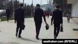 Ýokary okuw jaýlarynyň studentleriniň belli bir formasy bar we olara şol formadan gaýry egin-eşik geýmäge rugsat ýok.