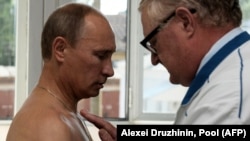 Россия президенти Владимир Путин "Спутник V" вакцинасини ёши катта эканлиги учун олишга тайёр эмаслигини билдирган эди. (2011 йилда олинган сурат)