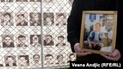 "Prvi korak ka pomirenju je da priznamo činjenice, bez obzira koliko su teške", kaže Bekim Bljakaj, istraživač Fonda za humanitarno pravo iz Prištine.