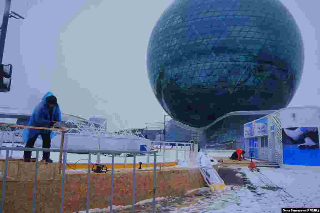 Запуск катка на территории EXPO планировался 11 ноября, но организаторы сдвинули дату открытия &laquo;из-за погодных условий&raquo;. На этом катке будет располагаться &laquo;главная елка страны&raquo;, сообщает директор департамента коммерциализации национальной компании "Астана ЭКСПО-2017" Даулет Еркимбаев.&nbsp;