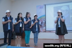 Сотрудница Союза молодежи Узбекистана Гульчехра Ашурова на семинаре в Бостанлыкском районе Ташобласти, 28-30 мая 2018 года.