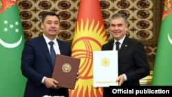 Кыргызстандын президенти Садыр Жапаров менен Түркмөнстандын президенти Гурбангулы Бердымухамедов.
