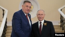 Presidenti rus, Vladimir Putin, përshëndet udhëheqësin serbëve të Bosnjës, Millorad Dodik, para një parade ushtarake në Ditën e Fitores, në Moskë, Rusi, 9 maj 2025.