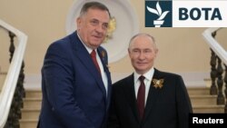 Presidenti rus, Vladimir Putin, përshëndet Millorad Dodikun para paradës që shënon përvjetorin e fitores në Luftën e Dytë Botërore në Moskë.

