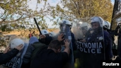 Сблъсъци между полицията и фермерите