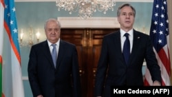 Өзбекстандын тышкы иштер министри Абдулазиз Камилов (солдо) жана АКШнын мамлекеттик катчысы Энтони Блинкен. Вашингтон.1-июль, 2021-жыл.