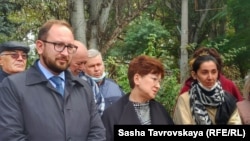 Advokat Nikolay Polozov (sol tarafta), advokat Emine Avamileva (ortada) ve Leviza Celâlova, Nariman Celâlnıñ apayı (sağ tarafta)