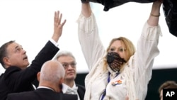 Eurodeputata Diana Iovanovici-Șoșoacă poartă o mască pe față în timpul unei dezbateri în plenul Parlamentului European de la Strasbourg – 18 iulie 2024.