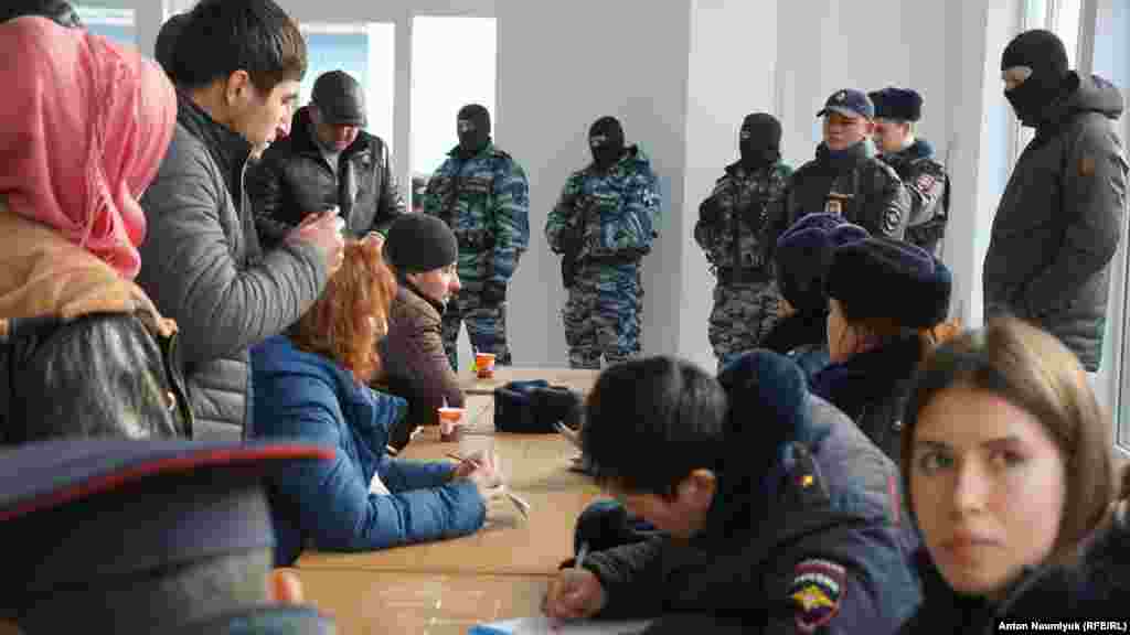 Вони зажадали від учасників засідання пред'явити паспорти, погрожуючи, в іншому випадку, відвезти всіх до поліції