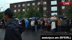 Активисты заблокировали вход в здание суда общей юрисдикции ереванской общины Нор Норк, 20 мая 2019 г.