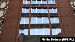 Зградата на Пензионерскиот дом во Тузла утрото по пожарот, ноември 2025.