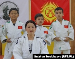 Айканыш Аманова с воспитанниками.