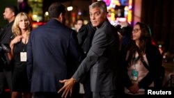 Актьорите Джордж Клуни и Адам Сандлър пристигат за премиерата на филма "Джей Кели" на фестивала AFI в Лос Анджелис, Калифорния, САЩ, 23 октомври 2025 г.