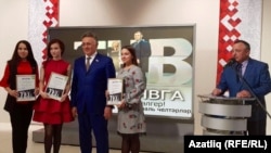 Илшат Әминов бәйгедә җиңүче кызлар белән, уңда Васыйл Гарифуллин