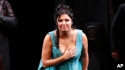 Anna Netrebko Milanın "La Skala" Opera Teatrında "Toska" tamaşasından sonra