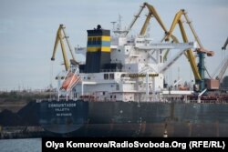 Судно Conquistador в порту «Южний»