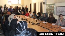 پیش از تسلط دوبارۀ طالبان بر افغانستان صدها هزار زن در اداره‌های دولتی در افغانستان انجام وظیفه می‌کردند.