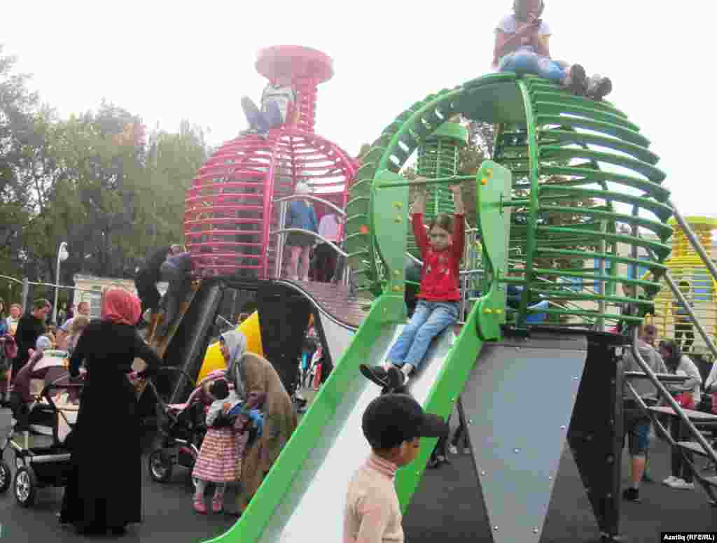 Күп аналарның телендә бер сүз: "Бу матурлык озакка барыр микән, бу җиһазлар сакланыр микән? &nbsp;Караучысыз, ачык паркларда яшьләрнең кичке сыра эчүләрдән соң, салкын кышлар, яңгыр яуган саен су басулардан соң парклар ватылып, җимерелеп бетмәс микән? "Наратлык" паркы, Казан.