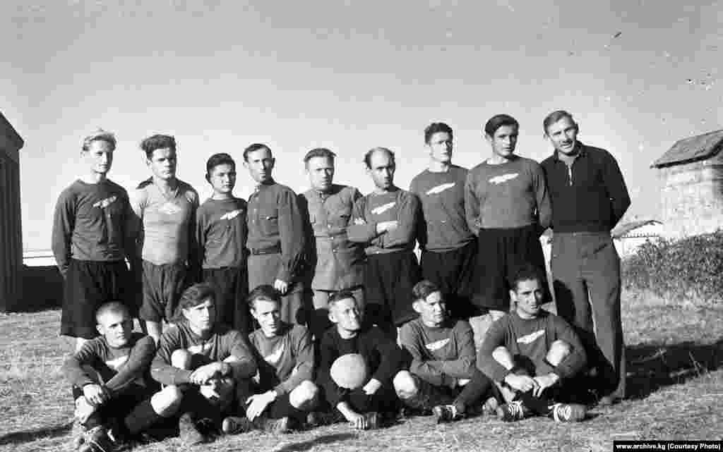 "Буревестник" футбол клубу, 1949-жыл. Аталган клуб 1939-1950-жылдар аралыгында Кыргыз ССРиндеги эң күчтүү клубдардын бири болгон. Үч жолу Кыргыз ССРнин чемпиондугун утуп алган. Беш ирет Кыргыз ССРнин Кубогун (1936,1947,1948,1949,1950-жылдары) уткан. Эки ирет СССРдин Кубогуна катышкан. 1950-жылдардан кийин бул клуб жоюлуп кеткен.&nbsp;