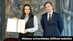 Сьвятлана Ціханоўская і рэктар Віленскага ўнівэрсытэту Рымвідас Пятраўскас, 1 кастрычніка 2020 году.