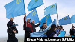 Qırımtatar yaşları sürgünlik vaqtında elâk olğan ecdatlarınıñ hatırasını añmaq içün Çatır Dağğa çıqalar. Qırım, 2021 senesi mayısnıñ 16-sı