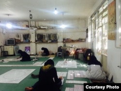 Скрупулезное декорирование плиток отведено женщинам.