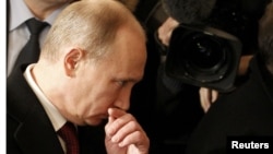 Премьер-министр России Владимир Путин покидает избирательный участок после голосования. Москва, 4 марта 2012 года.