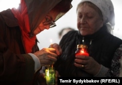 Пасха майрамында чиркөөгө келген аялдар. Бишкек, 2018-жыл, апрель.