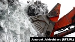 В 2017 году Кыргызстан разрешил перенос двух ледников на Кумторе, фактически легализовав их уничтожение.