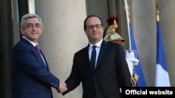 Франция – Президент Франции Франсуа Олланд (справа) приветствует президента Армении Сержа Саргсяна в Париже, 27 октября 2014 г.