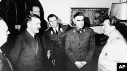 Adolf Hitler në shoqërinë e Ante Pavelliqit, liderit të NDH-së, dhe Hermann Goeringut, më 6 qershor 1941, në Berghof, Obersalcberg, afër Berçtesgadenit, Gjermani.