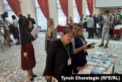 Археолог Кадича Ташбаева (алдыда) ара-чолодо Түштүк Алтайдагы соңку казуулардын ордун да көрүп келе калды. 12.9.19.